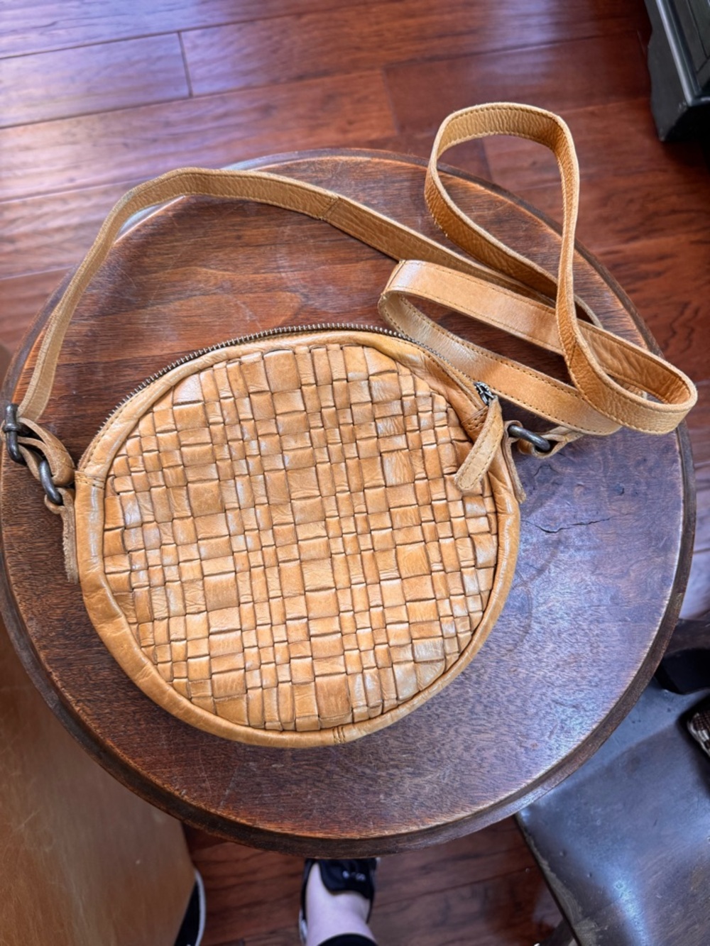 Vilencia Woven Leather  Round Crossbody Bag - Picture 16 of 16